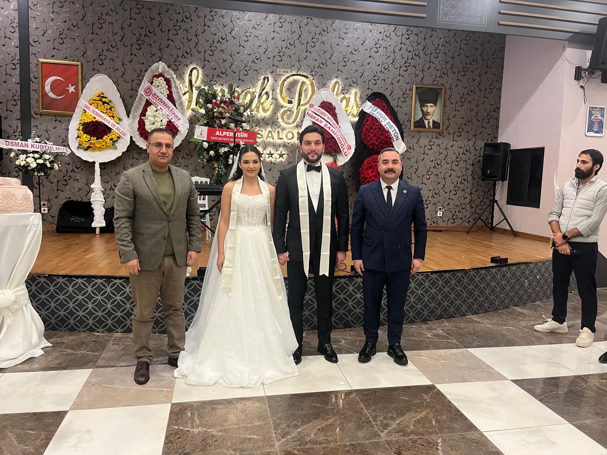 Genç kardeşlerime ömür boyu mutluluklar diliyorum. Rabbim iki cihan saadeti versin.