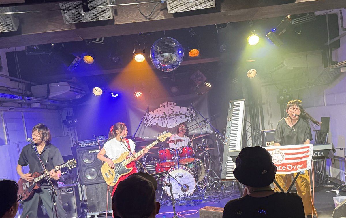 looky26811667's tweet image. 本日二軒目はこちら🥰
FM802 MINAMI WHEEL
チケットをパスに引換するのに
大行列😱
おまけに会場行く道を間違えて
雨がぱらつく中迷子に😭
どっと疲れてなんとか
会場にたどり着きましたが🫩･･･
このLIVE(復活の呪文)で元気いっぱい
もらいました🤗　
この日のための新曲もいっぱい
#OneOnceOver