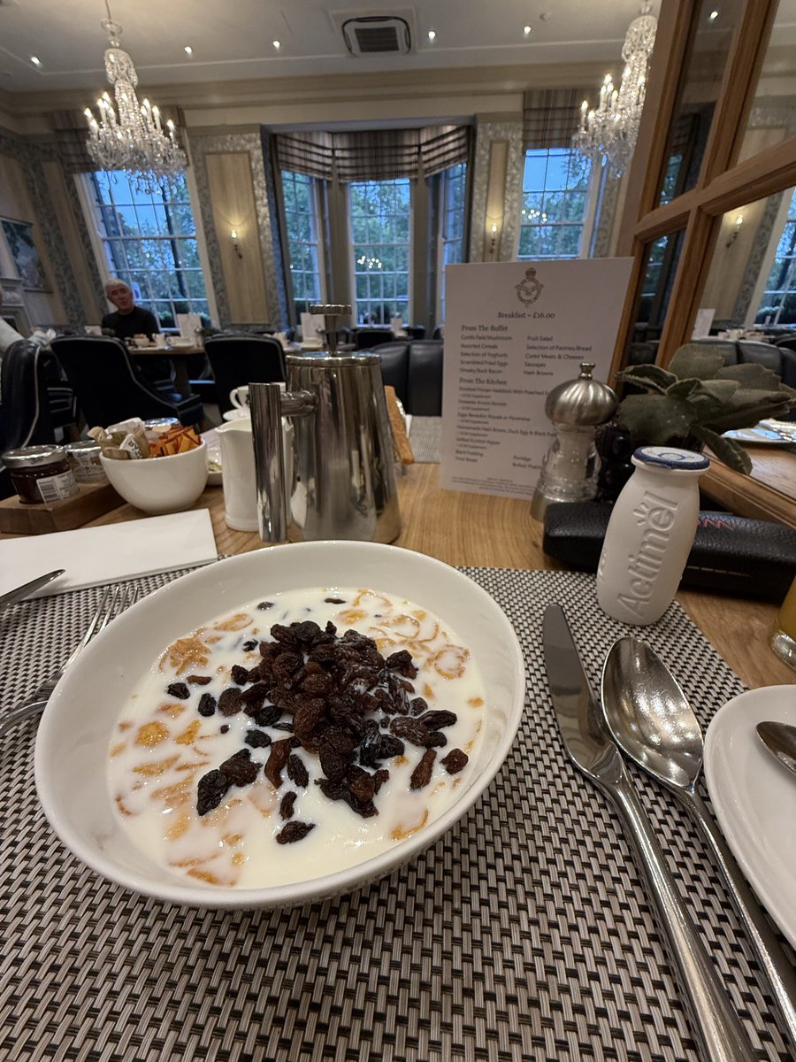 flyinglawyer73's tweet photo. A fine way to start a Sunday morning, breakfast overlooking Green Park. You can remove one item @SanrioKeys @ptrjms @katybops #FullBreakfast https://t.co/izOPzrzgi2