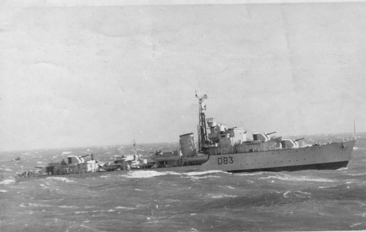 r116440's tweet photo. 🇬🇧 @RoyalNavy U-class #destroyer HMS Ulster (D83) in the Med, 1951. Converted to a Type 15 ASW #frigate 1953-56 #warship #navy #naval #R83 https://t.co/T9lIacu0Tm