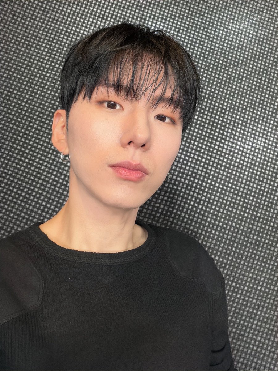 kihyun black hair omg he’s so fine SOMEONE SEDATE ME