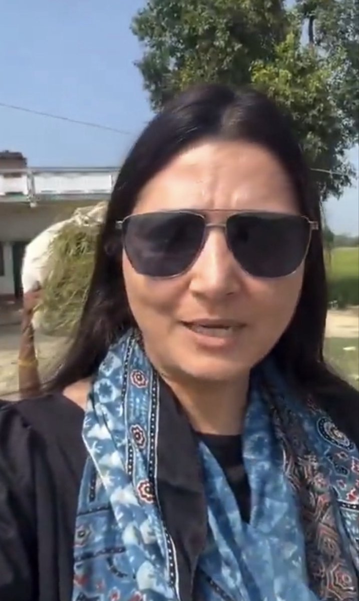 garrywalia_'s tweet image. ये है चित्रा त्रिपाठी 

इनकी एक वीडियो वायरल हो रही है 

ये महिलाओं को पूछ रही है किसको वोट देंगे ? 

महिला हम लालू को वोट देंगी 

फिर ये पूछती है काम कौन किया ये वो मतलब मोदी पर ले कर आई सवालों और जवाबों को 

मैडम उनके सर पर इतना घास है और आप अपने फालतू के सवालों में उलझा रहे हो…