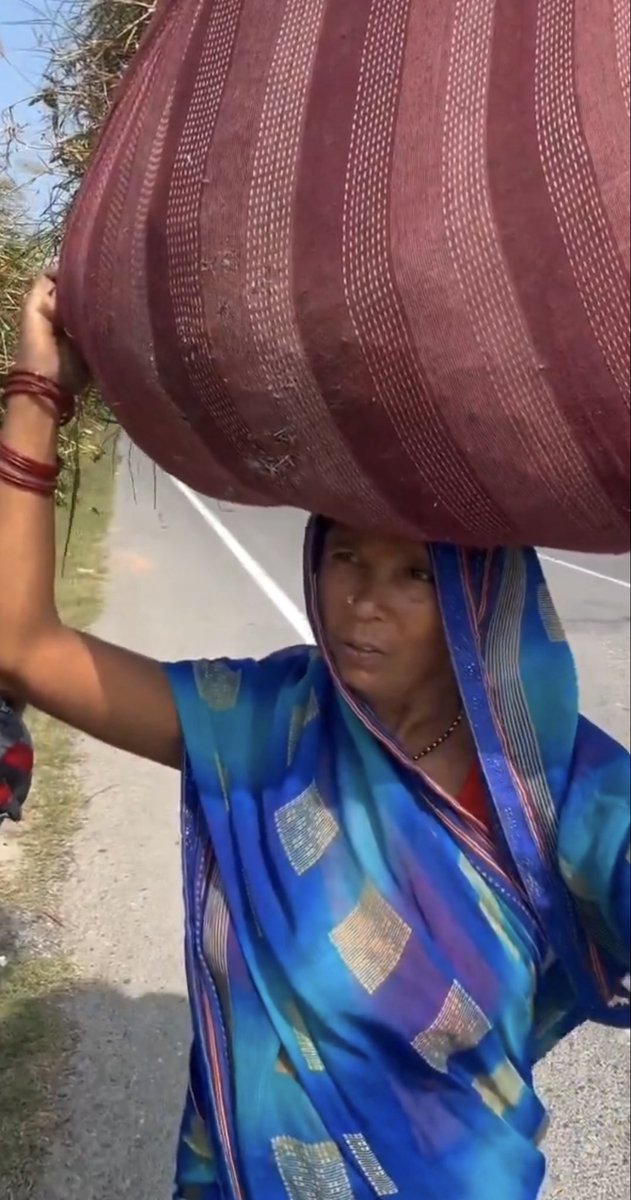 garrywalia_'s tweet image. ये है चित्रा त्रिपाठी 

इनकी एक वीडियो वायरल हो रही है 

ये महिलाओं को पूछ रही है किसको वोट देंगे ? 

महिला हम लालू को वोट देंगी 

फिर ये पूछती है काम कौन किया ये वो मतलब मोदी पर ले कर आई सवालों और जवाबों को 

मैडम उनके सर पर इतना घास है और आप अपने फालतू के सवालों में उलझा रहे हो…