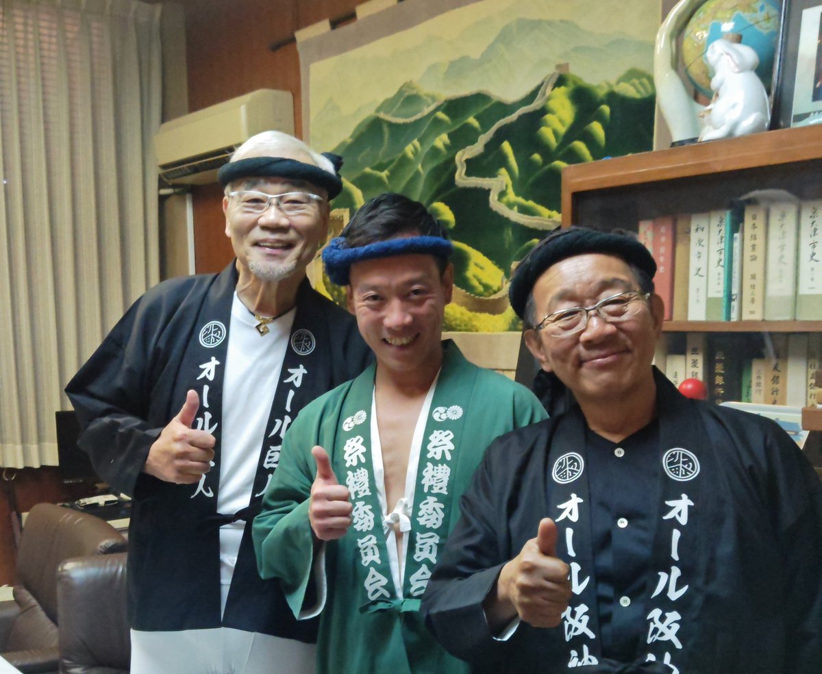 HgZ6F9iFfu06Xw2's tweet image. 今日は阪神ちゃんの地元のだんじり祭に🏮50周年の記念で.地車に乗せてもらいました⤴️貴重な経験.有り難かった！

泉大津の南出賢一市長さんと📷
さて…この人は誰でしょうか？
ヒント僕と凄い共通点が有ります。