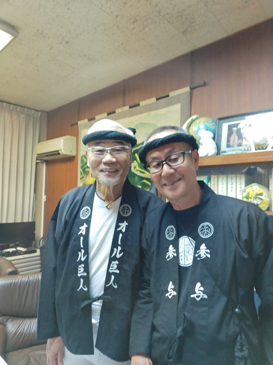 HgZ6F9iFfu06Xw2's tweet image. 今日は阪神ちゃんの地元のだんじり祭に🏮50周年の記念で.地車に乗せてもらいました⤴️貴重な経験.有り難かった！

泉大津の南出賢一市長さんと📷
さて…この人は誰でしょうか？
ヒント僕と凄い共通点が有ります。