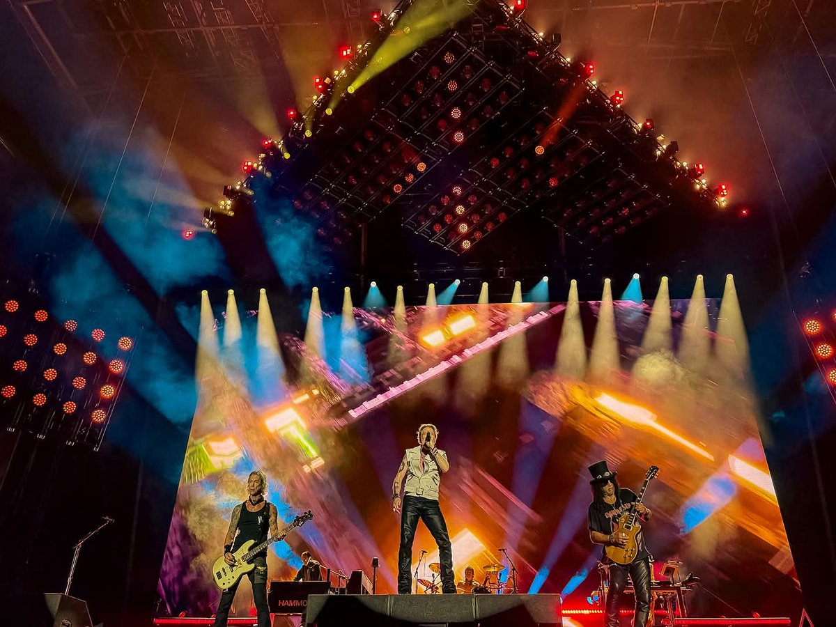 addict_slash's tweet image. October 07 2025 #colombia #bogota 🇨🇴 @slash @gunsnroses 🎩 🎸 🤘🏻 🌹 #gunsnroses #slash 📷 GNR ©️
