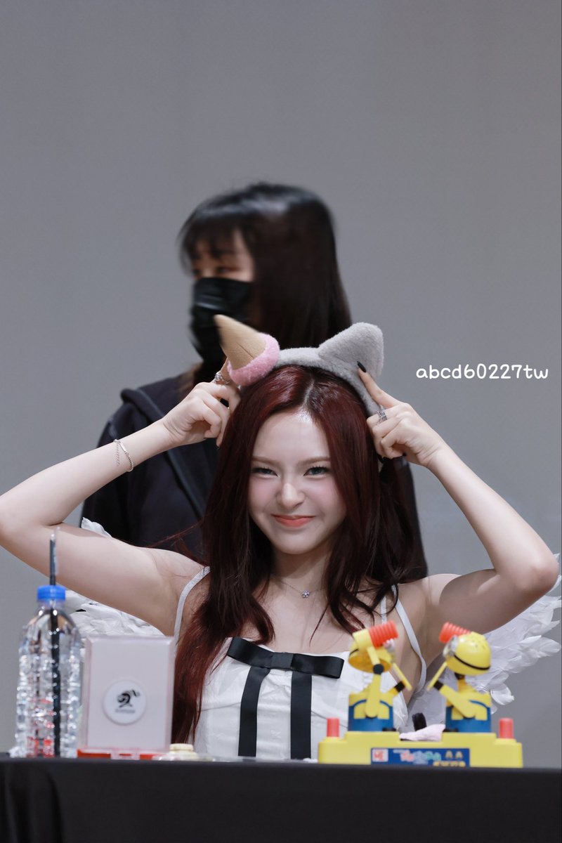OurForever0826's tweet photo. With the cat ears on🐈
she’s literally a baby kitten🐱
치키타 귀여움이 법이야 진짜…
#BABYMONSTER #CHIQUITA #치키타 https://t.co/HQqNkDJviF
