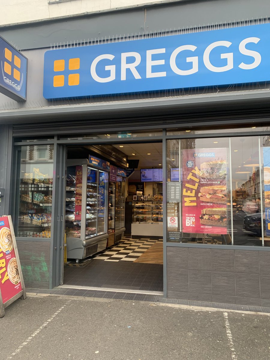 DiscoverFulham's tweet photo. North End Road, Fulham business community including Ryman stationery, British Heart Foundation, Greggs and Subway @DiscoverFulham @GreggsOfficial @SUBWAY @TheBHF @RymanStationery #Fulham #supportlocal #London #NorthEndRoad #SW6 @LBHF #shopping https://t.co/McMPwwgOl2