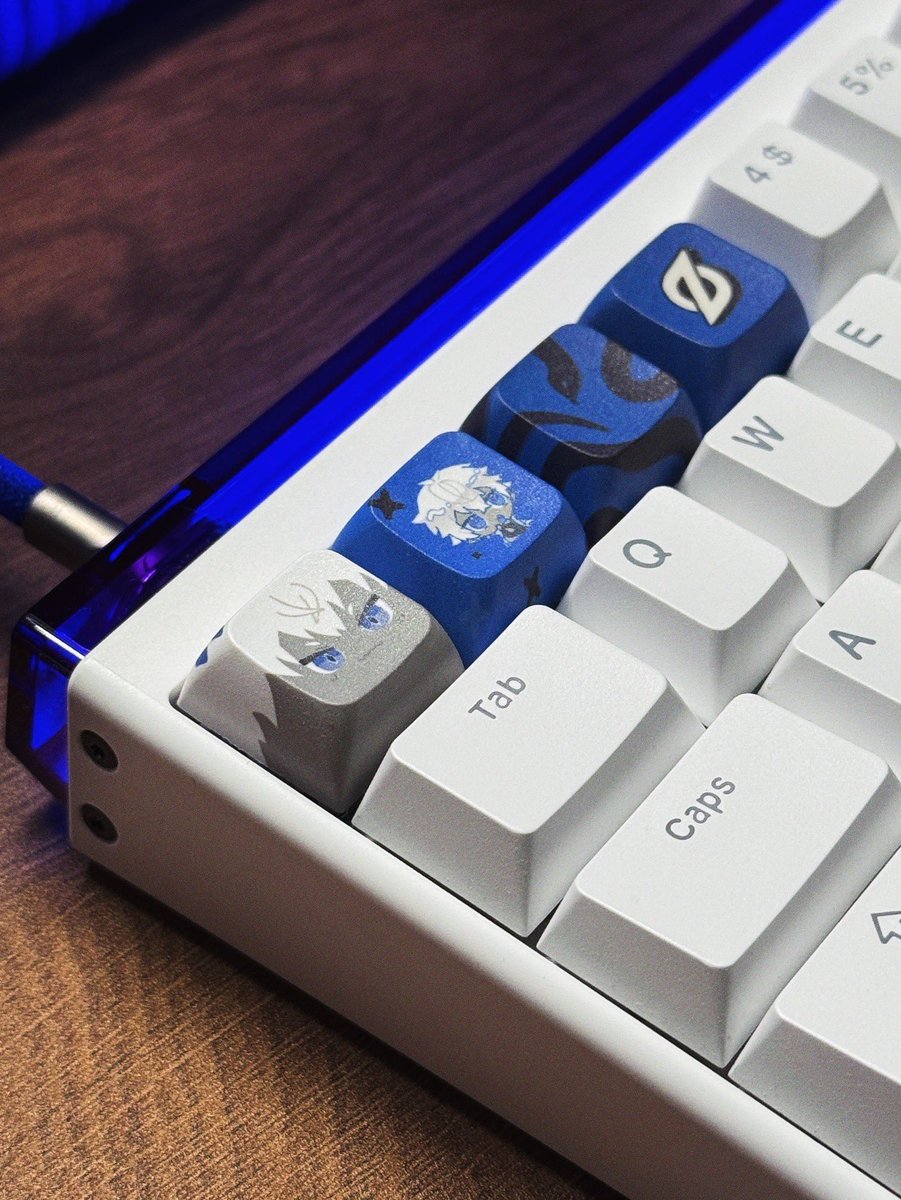 A peek at my cozy little desk corner 💙