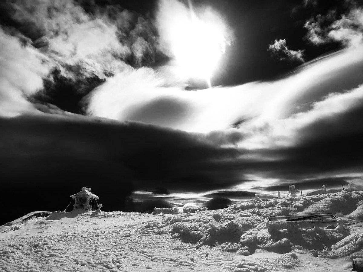 DigitalArtKyiv's tweet image. Terribly beautiful: winter covers the peaks of the Ukrainian Carpathians. #BeautyInArt #aiartwork #aiart