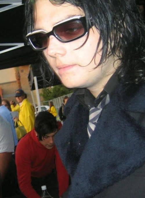 gerard way hourly (@hourlygeeway) on Twitter photo 