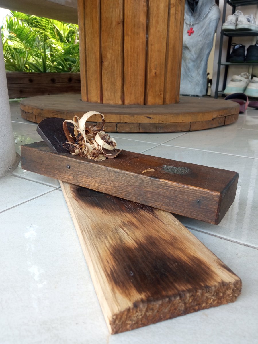 thomasculp49840's tweet image. #Woodworkproject #oldschool #JapaneseTools
Traditional Japanese wood plane, still working beautifully.....