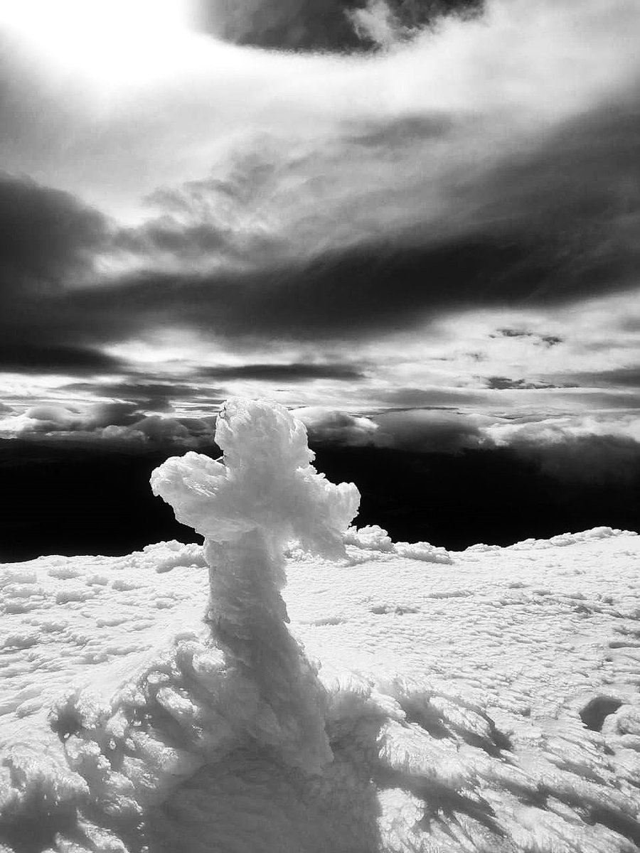 DigitalArtKyiv's tweet image. Terribly beautiful: winter covers the peaks of the Ukrainian Carpathians. #BeautyInArt #aiartwork #aiart