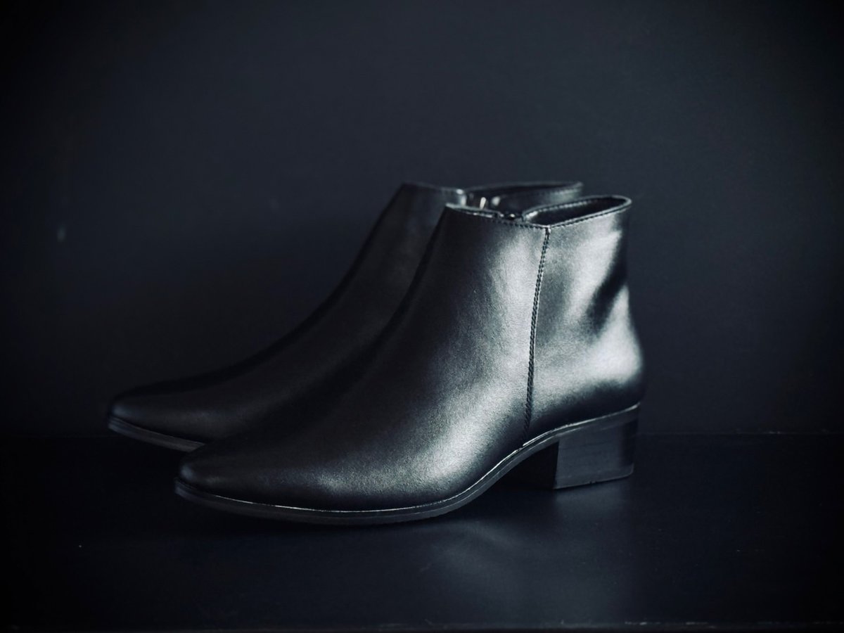 laboaoyama's tweet image. 22時新入荷
【price down 】leather heel boots 26.5-27cm
インポートサンプルのヒールブーツ、完売していましたが更にお安くご委託頂きました
5.5cmヒールと流麗なシルエット
艶やかなブラックの牛革で高級感ある仕上がり
お安いですがクオリティの高い一足
11500(taxin
今夜の更新をお楽しみに