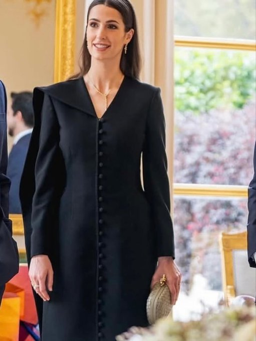 الأميرة رجوة تظهر بإطلالة سعودية بتوقيع منى الشبل في أول زيارة رسمية إلى فرنسا. شاهدي باقي الصور من هنا 