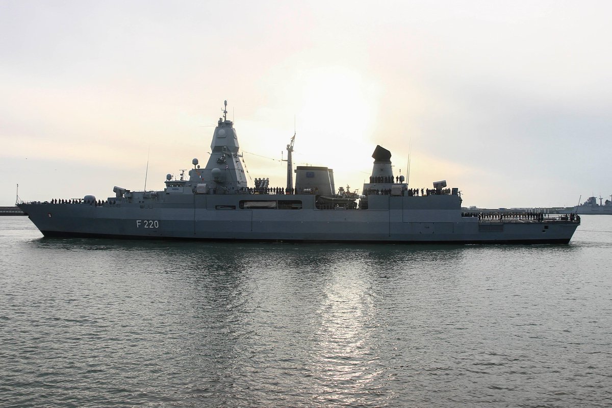r116440's tweet photo. 🇩🇪 @deutschemarine F124 Sachsen class #frigate 'Hamburg' (F220) entering Wilhelmshaven Harbour after a 5 month deployment in the Mediterranean Sea for Op EUNAVFOR MED IRINI arms embargo of Libya. 21 Dec 2020 #warship #navy #naval #F220 https://t.co/04jhb835cu