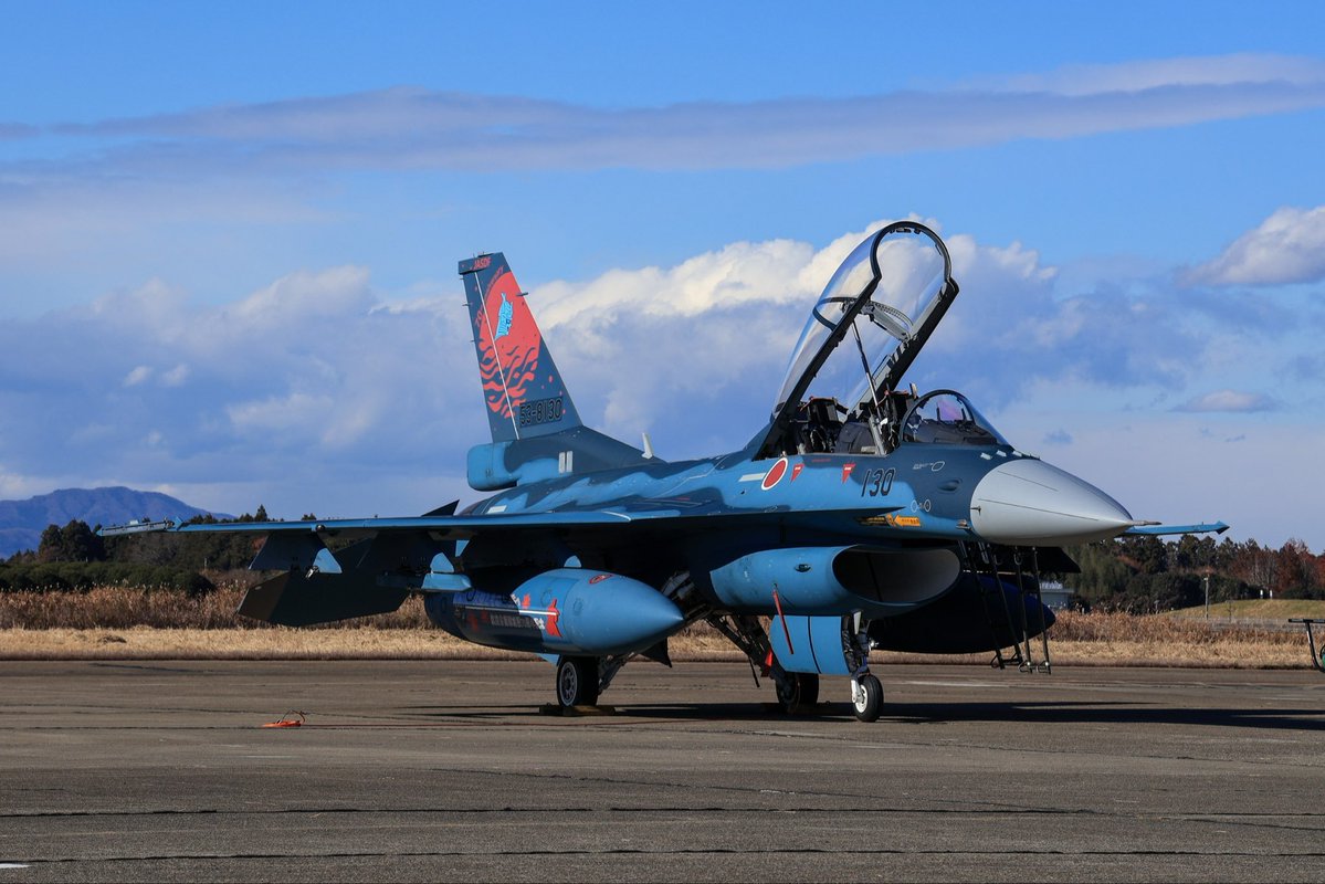 Opossum787's tweet image. #同じ機体何回撮ってんねん
F-2A 93-8551・F-2B 53-8130 JASDF 70th Livery
