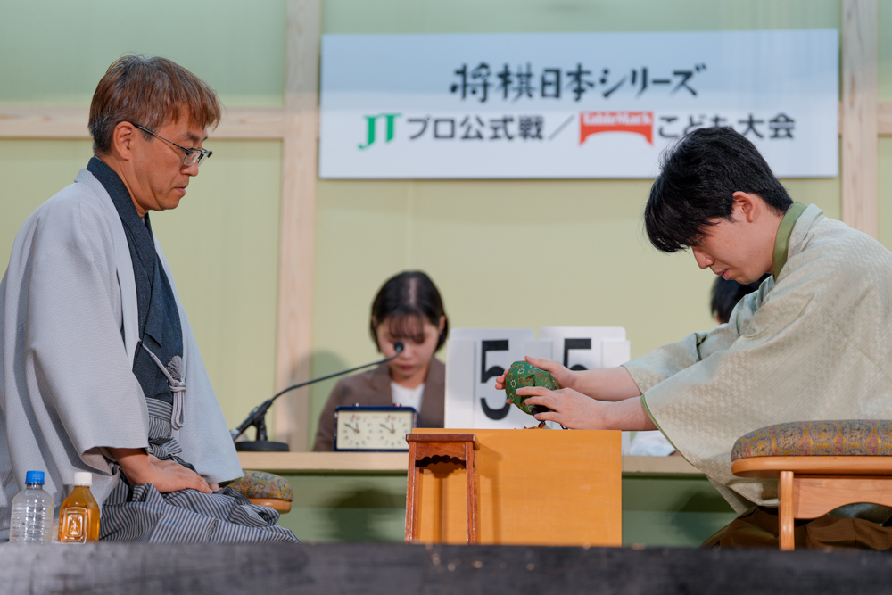 shogi_mobile's tweet image. #ShogiLive 文＠名古屋＞本日は第46回将棋日本シリーズ東海大会が愛知県名古屋市「ポートメッセなごや」で行われています。予定されていたJTプロ公式戦は渡辺明JT杯覇者が休場により不戦敗。特別対局として藤井聡太竜王・名人と羽生善治九段が戦います。羽生九段の先手で相掛かりに進みました。
