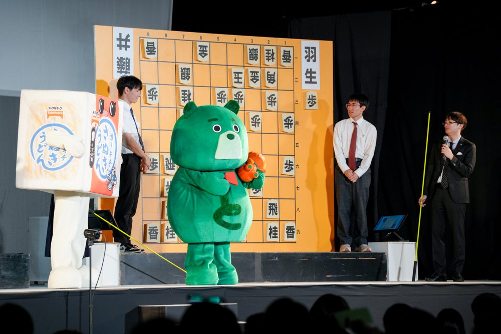 shogi_mobile's tweet image. #ShogiLive 文＠名古屋＞本日は第46回将棋日本シリーズ東海大会が愛知県名古屋市「ポートメッセなごや」で行われています。予定されていたJTプロ公式戦は渡辺明JT杯覇者が休場により不戦敗。特別対局として藤井聡太竜王・名人と羽生善治九段が戦います。羽生九段の先手で相掛かりに進みました。