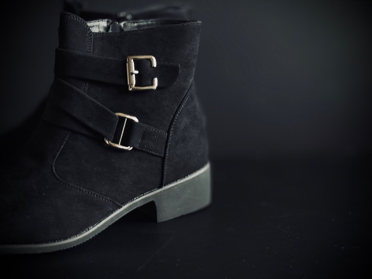 laboaoyama's tweet image. 22時オンライン新入荷
factory sample black suede heel boots 26.5-27cm
ファクトリーのサンプルヒールブーツ
今回はスウェードタイプ
滑らかに鞣されたスウェードに6cmヒール
ダブルバックルのストラップですがサイドジップも付いているため脱ぎ履きも快適
9500(taxin
今夜の更新をお楽しみに