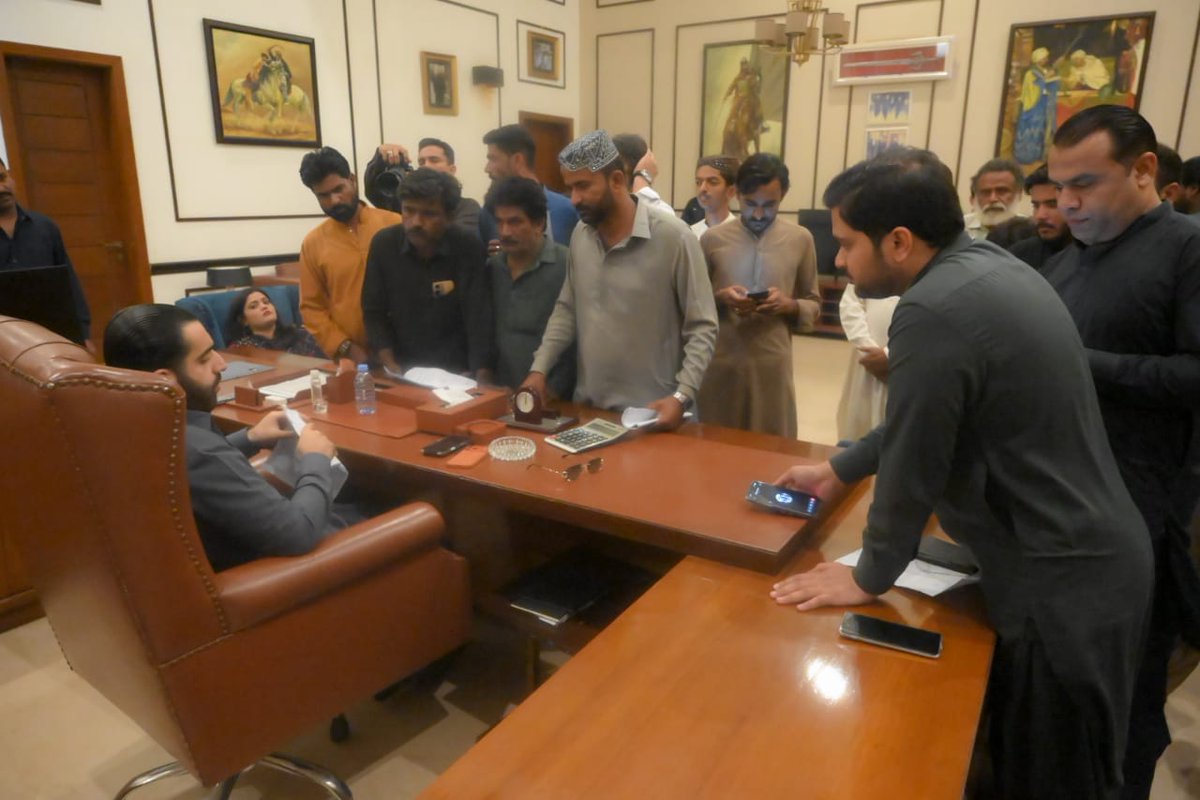LashariAza88423's tweet image. نوجوان رہنما راول شرجیل میمن کا عوامی خدمت کا عملی مظاہرہ! 💪
عوامی مسائل کے فوری حل کے لیے ایکشن لے کر مثالی قیادت کا ثبوت دیا۔ 💚
#RawalSharjeelMemon #PPP #ActionForPeople
@rawalsharjeel