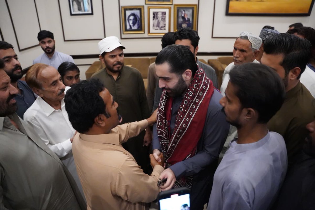 LashariAza88423's tweet image. نوجوان رہنما راول شرجیل میمن کا عوامی خدمت کا عملی مظاہرہ! 💪
عوامی مسائل کے فوری حل کے لیے ایکشن لے کر مثالی قیادت کا ثبوت دیا۔ 💚
#RawalSharjeelMemon #PPP #ActionForPeople
@rawalsharjeel