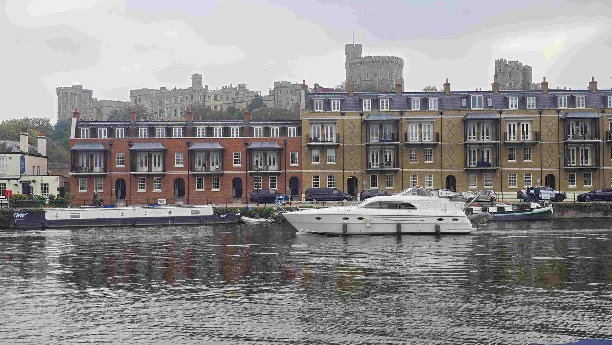RomneyWeir's tweet image. Some passing lunchtime traffic  #Thames #boating #Windsor #WindsorCastle