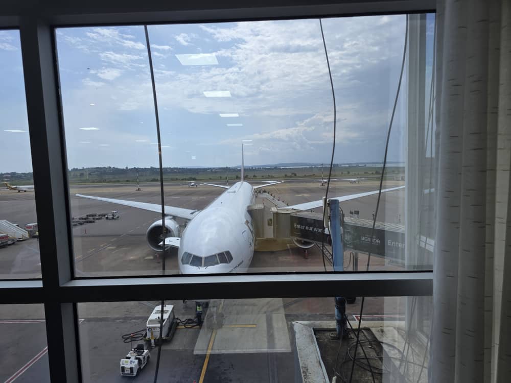 NABUKENYAB58730's tweet image. Entebbe International Airport&apos;s sleek new lounge is a knockout! Huge applause to the CAA and Ministry of Works and Transport for delivering top-notch amenities! 
#EIA
#businessclass
#FlyUganda
#GoldenPost