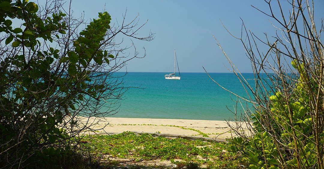 Длинный пляж. Немного ролли на якоре но место было невероятное

Bangka, Belitung, Indonesia 🇮🇩