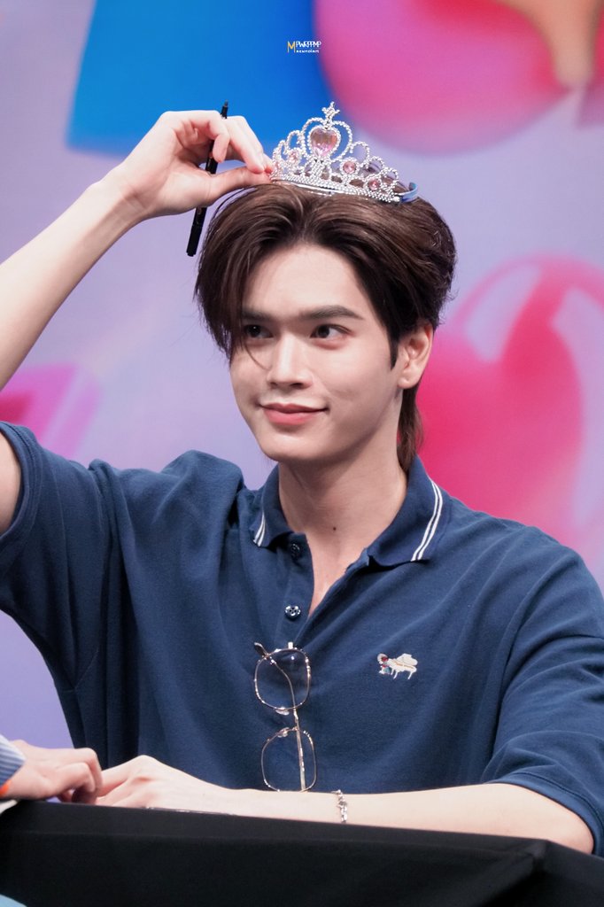 mpwrppmp's tweet image. 12.10.25📸🎊 | #maewnoiiart 🐈°~♡

มอบมงคนสวยแห่งปี👑💙

JUNIORMARK FNV FANSIGN
#GMMTVFANIVALxJuniorMark
~° #JuniorMark #จูเนียร์มาร์ค
#markjrtn @Markjrtn °~♧