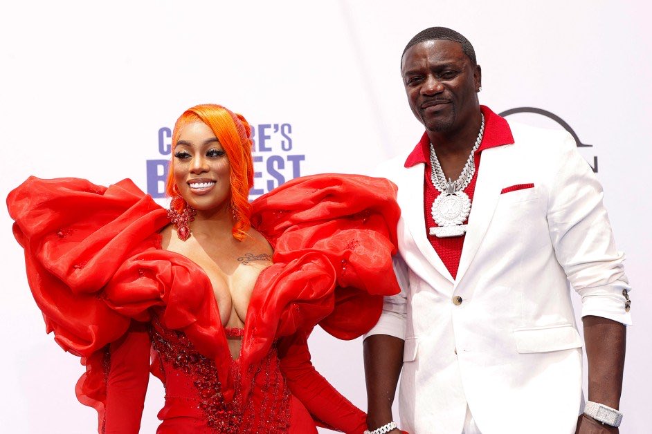 GuyMr0's tweet image. Akon’s wife, Tomeka Thiam, filed a divorce to part ways after 29 years of marriage and demanded €100m as compensation. 

The court handling the case only found $10k in Akon’s account, as the singer’s wealth is sitting comfortably in his mother’s account.