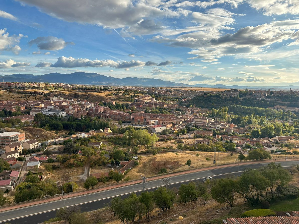 borealith_psico's tweet image. Segovia huele a piedra vieja y pan recién hecho.
A veces el cuerpo llega a un sitio mucho antes que la mente y aquí por fin se han encontrado.
#Segovia #pazmental #viajarsinprisa