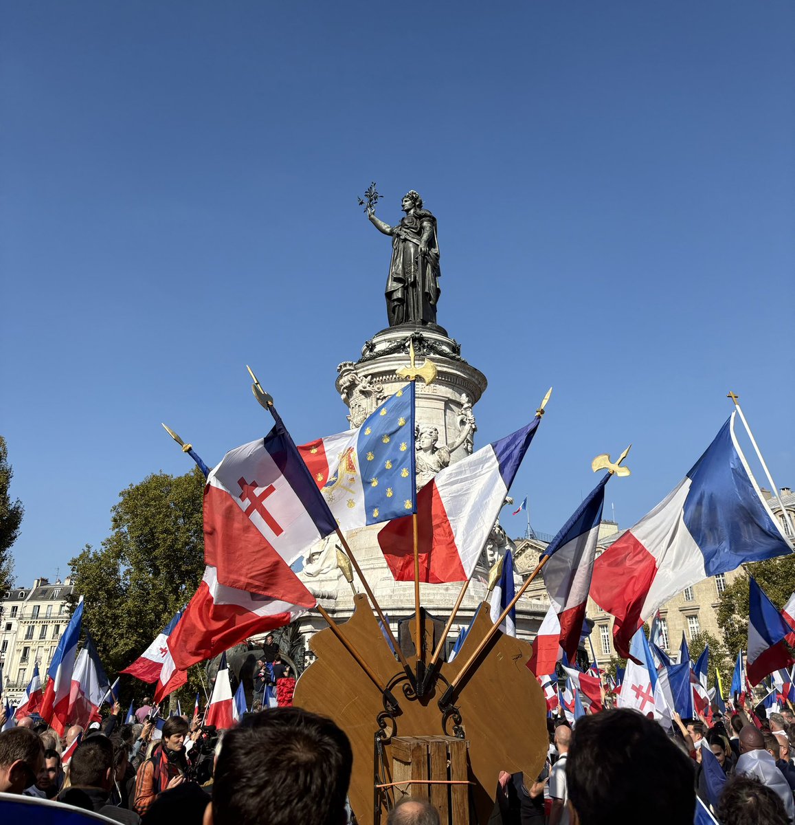 DavidAlaime's tweet image. MAGNIFIQUE 🇫🇷

C’est cette place de la République que l’on veut voir. Plein de DRAPEAUX FRANÇAIS. @Frontieresmedia