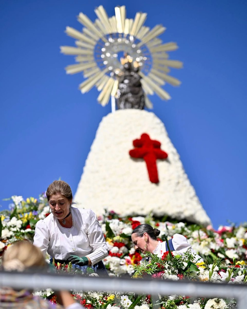 Fiestas del Pilar. Oficial (@fiestaspilarofi) on Twitter photo La Virgen del Pilar sigue cubriéndose con vuestras flores 💐
Este Día del Pilar está siendo increíble 🥹
#Pilar25 #díadelpilar #ofrendadeflores #Zaragoza <a href="/ZCultura/">Zaragoza Cultura</a> <a href="/zaragoza_es/">AyuntamientoZaragoza</a> La Virgen del Pilar sigue cubriéndose con vuestras flores 💐
Este Día del Pilar está siendo increíble 🥹
#Pilar25 #díadelpilar #ofrendadeflores #Zaragoza <a href="/ZCultura/">Zaragoza Cultura</a> <a href="/zaragoza_es/">AyuntamientoZaragoza</a>