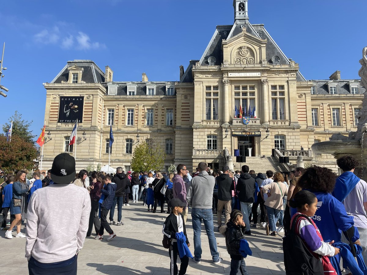 1h30 avant l’arrivée du #ballondor Ousmane Dembele à Evreux, déjà des centaines de personnes devant l’hôtel de ville.