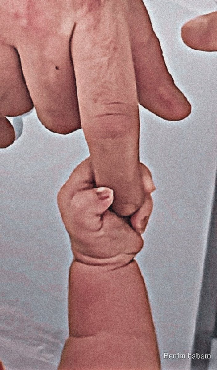 Minik bir nefes..🐣
Hayat yolunda ona rüzgar hep arkadan essin,kaderi güzelliklerle örülsün.. hayırlı uğurlu olsun,Rabbim analı babalı büyütsün..👶🏼