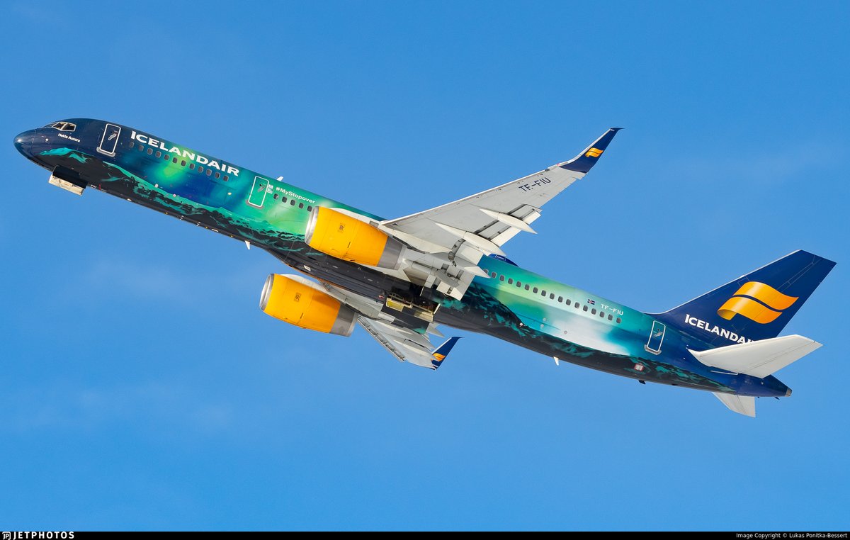 🇮🇸 <a href="/Icelandair/">Icelandair</a> is operating a special farewell flight with its iconic Hekla Aurora 757 as it prepares to retire the aircraft. flightradar24.com/ICE1100/3ca0c8…