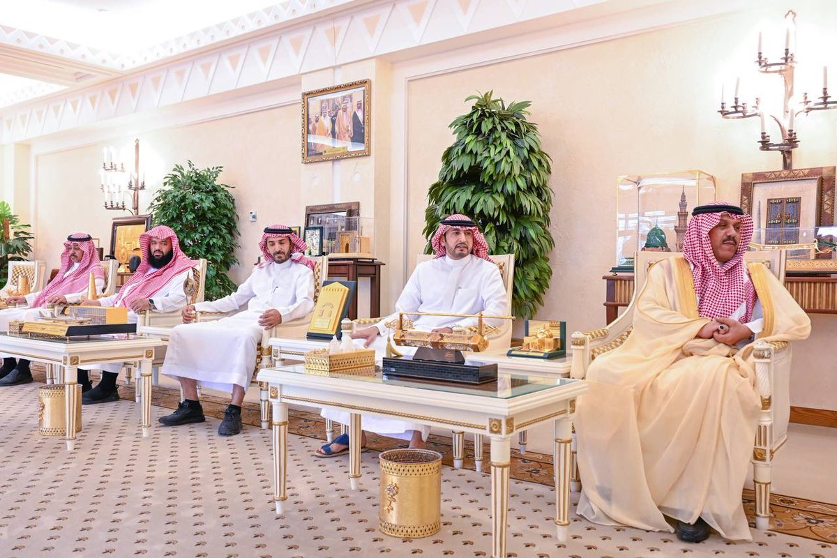 تشرفنا بتسليم سمو أمير منطقة القصيم التقرير السنوي لجمعية إكرام النعم بالرس 
وأشاد سموه بجهودنا في رعاية أكثر من 700 أسرة عبر برامج لحفظ النعمة وتوزيع الفائض الغذائي بكفاءة وجودة 
شكرًا لسموه على دعمه واهتمامه بجهود الجمعية لتعزيز قيم العطاء والتكافل