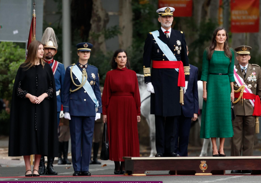 PoliticayModa's tweet photo. Por favor, que pare ya Puigdemont de escogerle los looks a la infanta Sofía. Esa capa Pinochet y ese vestido no tienen otra explicación. Son atentados a la Corona #powerdressing #freeSofia https://t.co/o3Y1nz8uEv