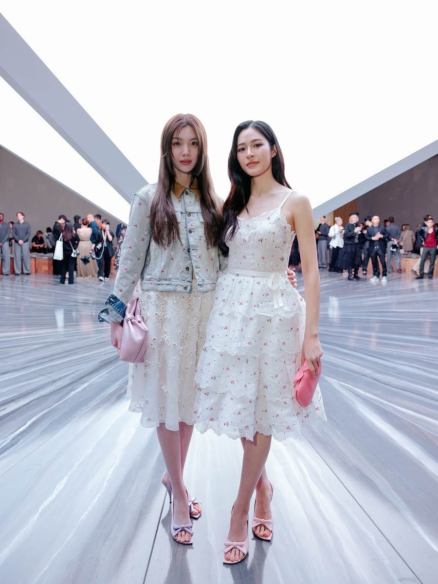 LingOrmHarmony's tweet image. Nice callout, @metrodotstyle. Which detail of Lingling Kwong @linglingsirilak  and Orm Kornnaphat @ormmormm  at @Dior stood out for you today, the cut or the attitude of #DiorSS26 at #ParisFashionWeek. 

Full story via : metro.style/fashion/2025/1…