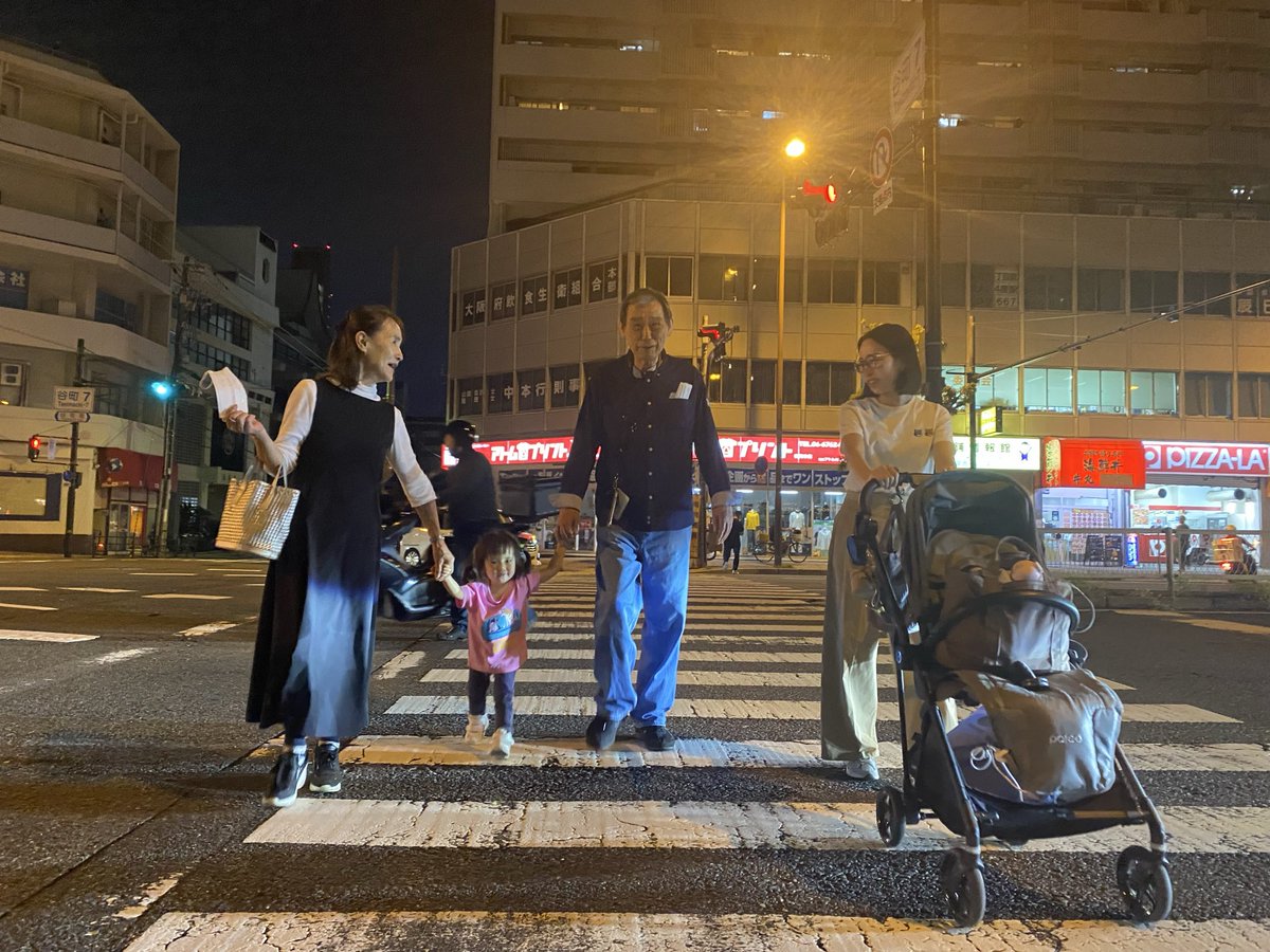 本日秋の民謡大会でした。色々な学びがあり、また明日から課題に励みます🎤夕焼けに激写された自分と家族と📸
#民謡　#三味線　#日本民謡東大阪連合会  #家族写真