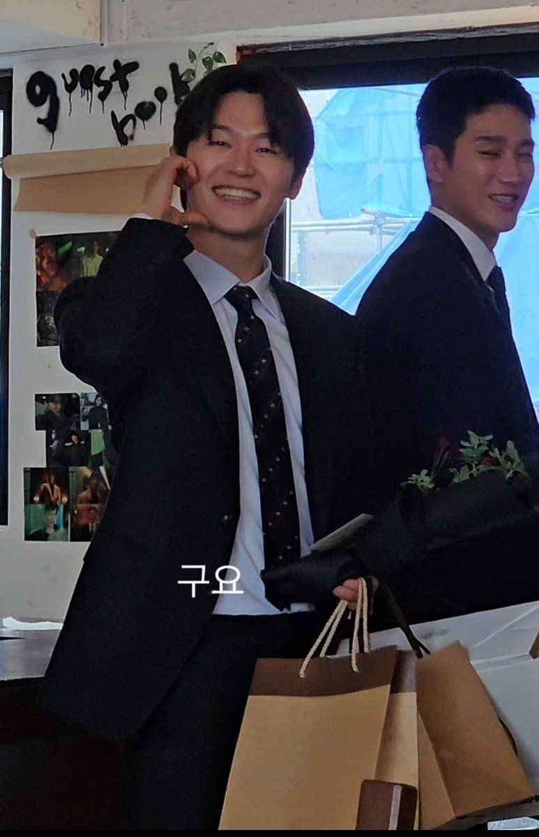귀여워🥰
저번 생카에서 취업 화이팅할수잇게 영상 한번만...🙏 해서 취업 화이팅 영상 찍어주신 덕분에 취업 성공했다고 하니까
아잇 영상 덕분은 아니겠지만..!이라고 하심.
왜아니죠그영상덕분에힘내서취업할수있었던건데.