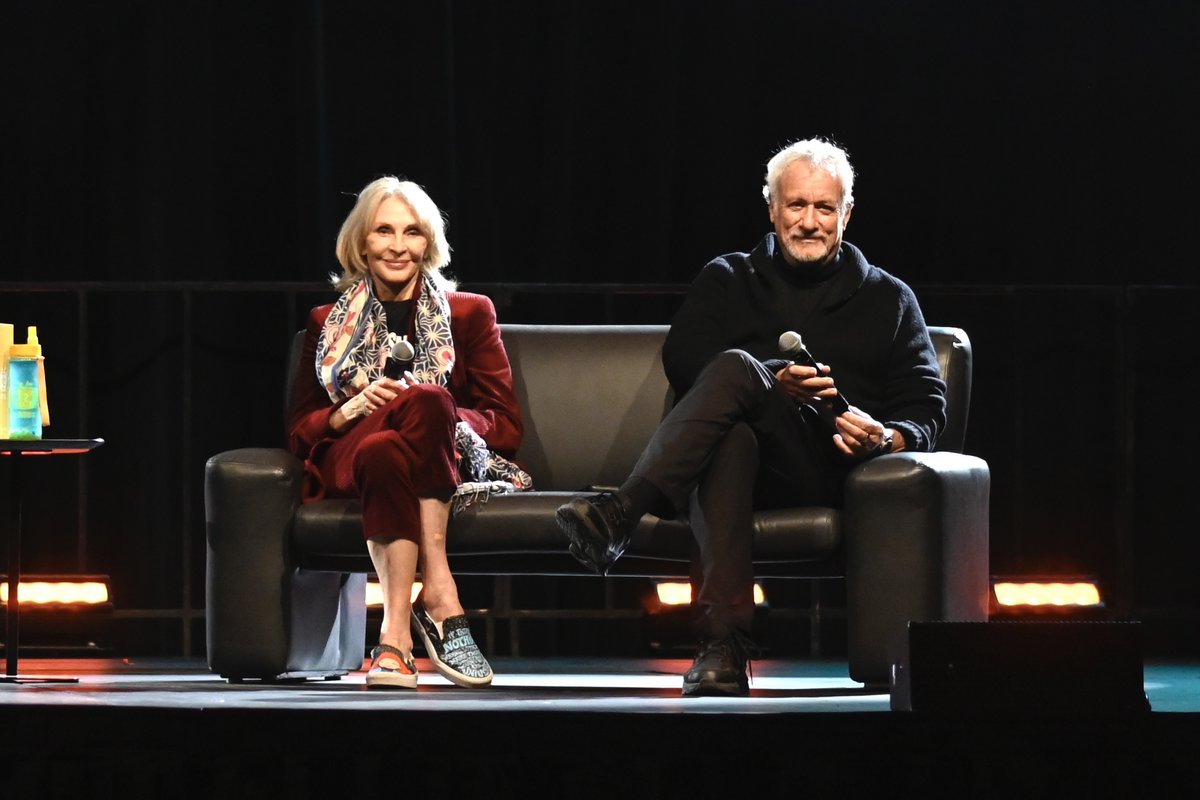 Sur scène avec <a href="/gates_mcfadden/">Gates McFadden</a> et John de Lancie. Rencontrez les aujourd'hui au Comiccon! #startrek