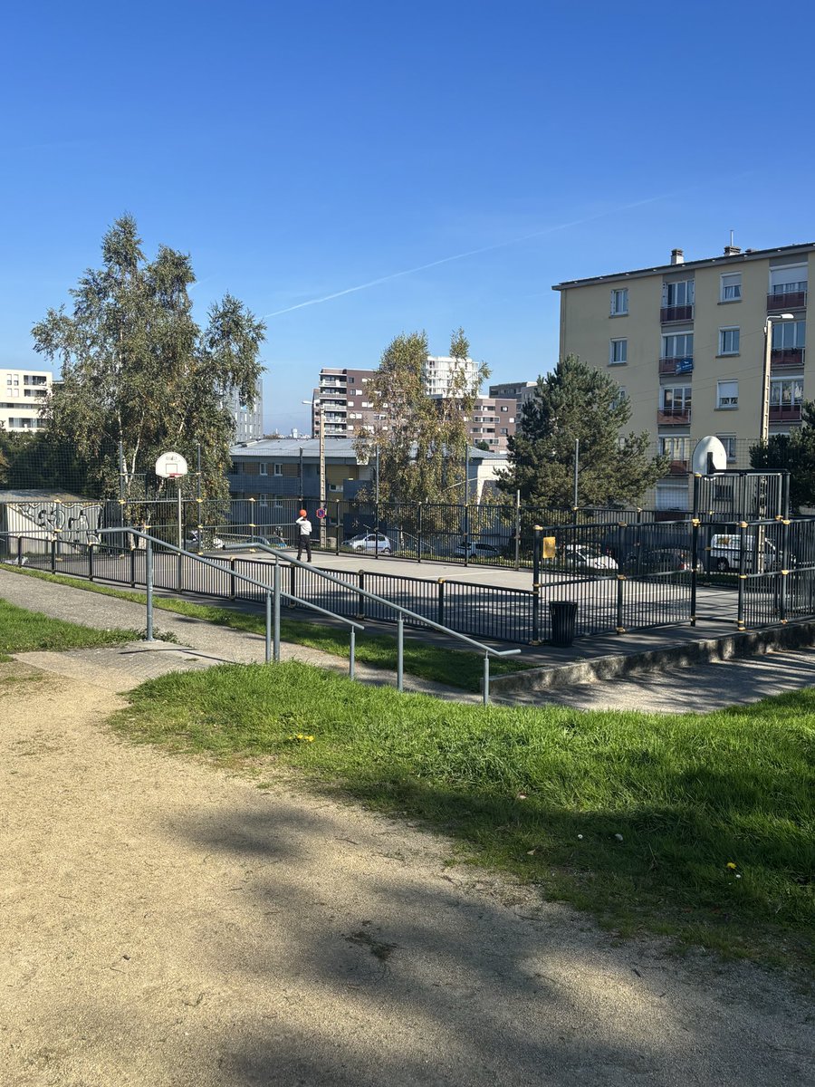 dimanche aprem ciel bleu c triste que font tous les petits de nos jours