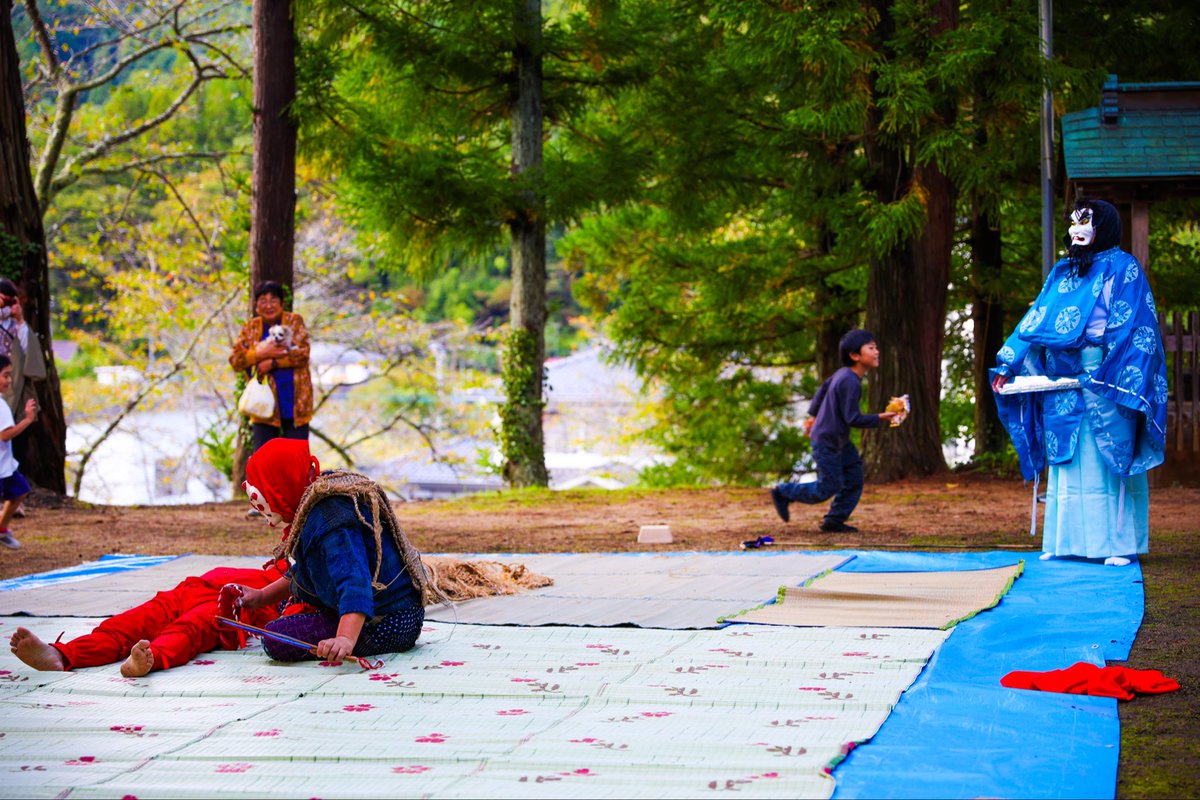 SeleneSports's tweet photo. 福島市大波地区にある住吉神社で福島市指定無形民俗文化財の大波三匹獅子舞が行われました。
子供達が一生懸命踊っていて、可愛いかったです✨

#大波三匹獅子舞 
#三匹獅子舞
#指定無形民俗文化財 
#空ネット https://t.co/r8IbScxxGo