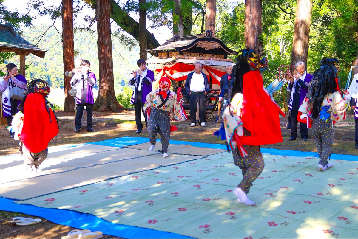 SeleneSports's tweet photo. 福島市大波地区にある住吉神社で福島市指定無形民俗文化財の大波三匹獅子舞が行われました。
子供達が一生懸命踊っていて、可愛いかったです✨

#大波三匹獅子舞 
#三匹獅子舞
#指定無形民俗文化財 
#空ネット https://t.co/r8IbScxxGo