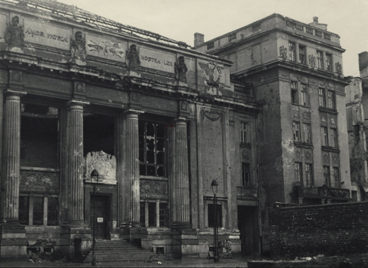 EJagiellonians's tweet photo. 82 years ago, on October 13, 1944, the Nazi German army barbarously burnt the collections of the Polish National Library in Warsaw. Over 80,000 prints from the 15th-18th centuries, over 26,000 manuscripts. A reminder of this is an urn with a handful of ashes from this crime.
📜🩸 https://t.co/2a7J2bbAQY