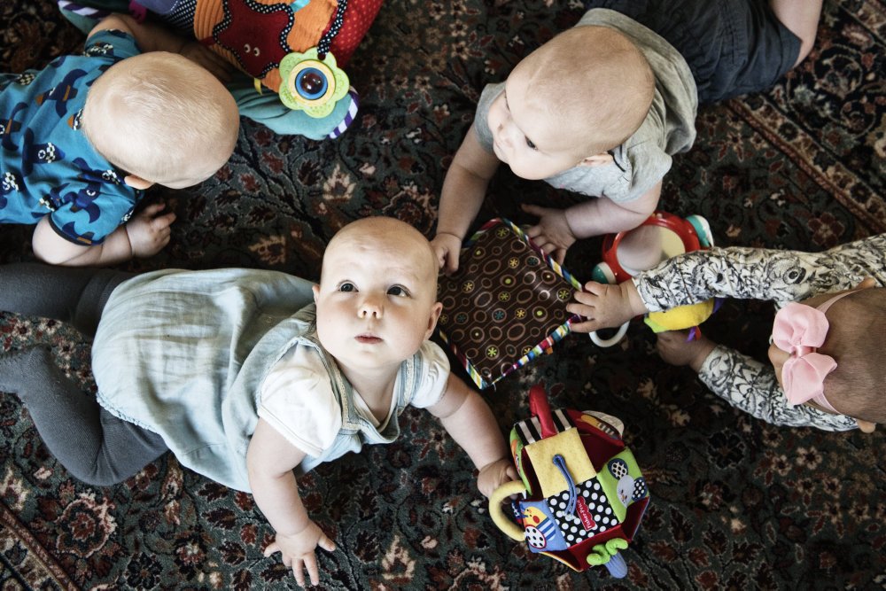 Hvis du ikke har børn, burde du betale højere skat 🤱🏼

Meget af den velfærd, du nyder godt af, fungerer kun, fordi folk får børn, som vokser op og bliver vores næste SOSU’er og sygeplejersker. Det er børn, som er en ekstra omkostning i 18 år og en omkostning, som barnløse ikke