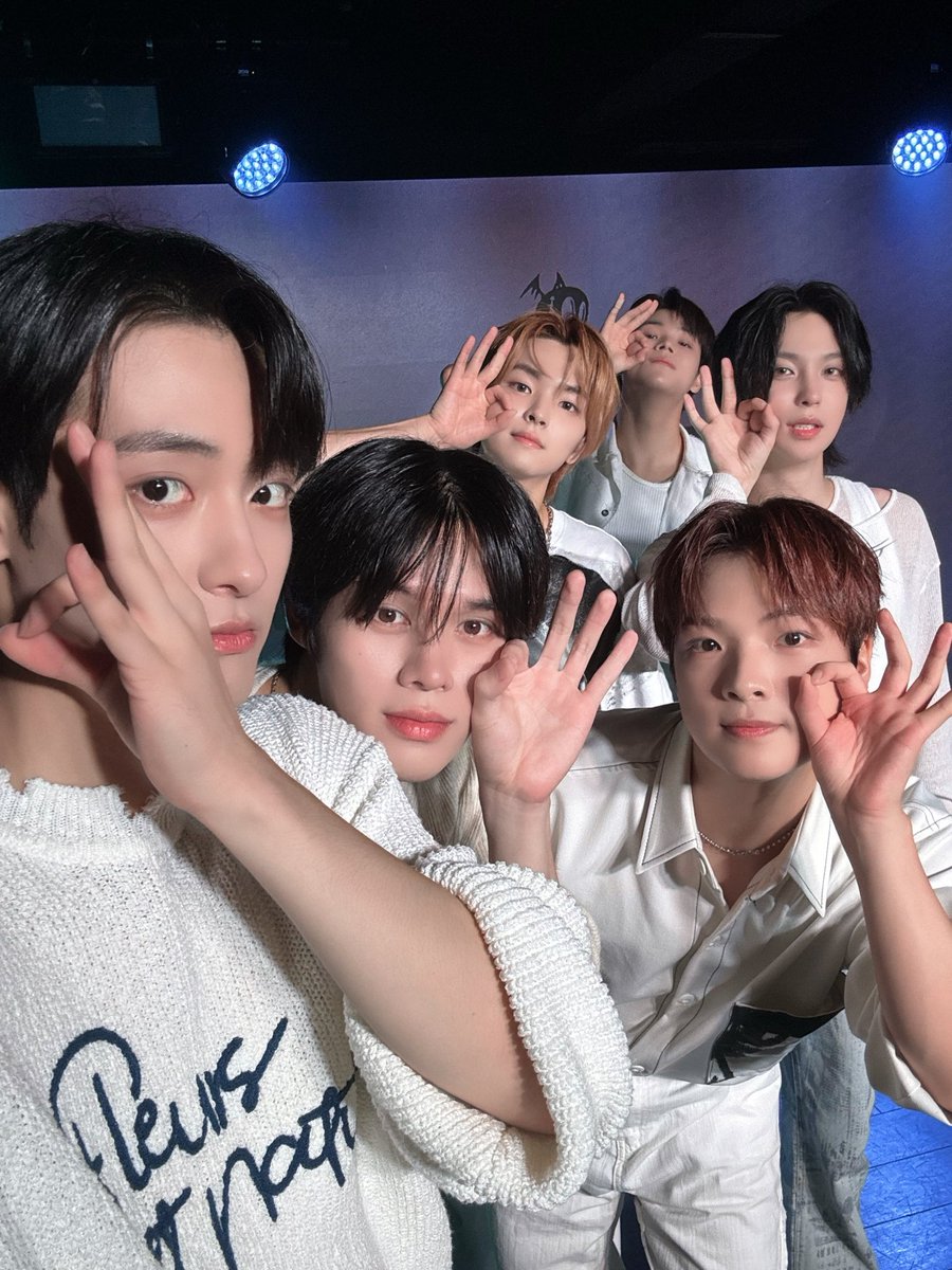 GHOST9OFFICIAL's tweet image. [📸]

251012 [#THE_STORY_WE_SHARE]
GHOST9 JAPAN FANMEETING 2025 in Tokyo
2부 이벤트 셀카 공개 💗

૮꒰ྀི ੭˶ᵔ ᵕ ᵔ ꒱ྀི੭ 타코야끼~👌🏻

#GHOST9 #고스트나인 #ゴーストナイン
#THE_STORY_WE_SHARE