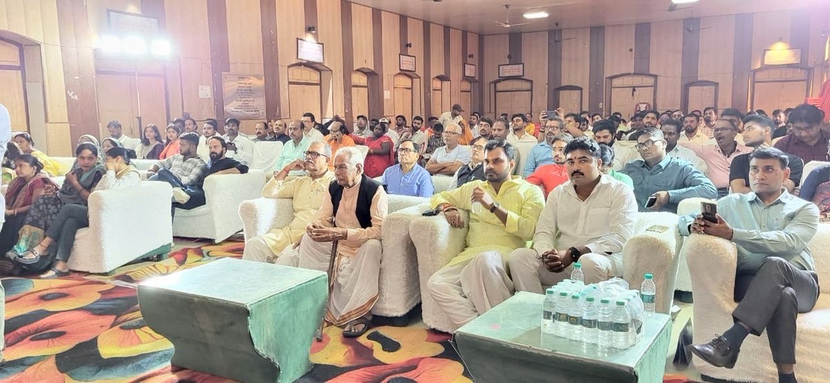 asim_arun's tweet photo. सामाजिक समरसता— विकसित भारत की आत्मा

आज प्रतापगढ़ में ब्रह्मलीन महंत अवैद्यनाथ जी महाराज जी की स्मृति में ब्लॉसम इंडिया फाउंडेशन द्वारा आयोजित '��मरसता संवाद' में सम्मिलित हुआ और महंत जी के आदर्श मूल्यों का स्मरण किया

उनका जीवन समाज के सभी वर्गों में समानता, सौहार्द और राष्ट्रनिर्माण के लिए प्रेरणा है

उनकी शिक्षाएं हमें यह याद दिलाती हैं कि समरसता केवल एक विचार नहीं, बल्कि भारत के विकास की आत्मा है